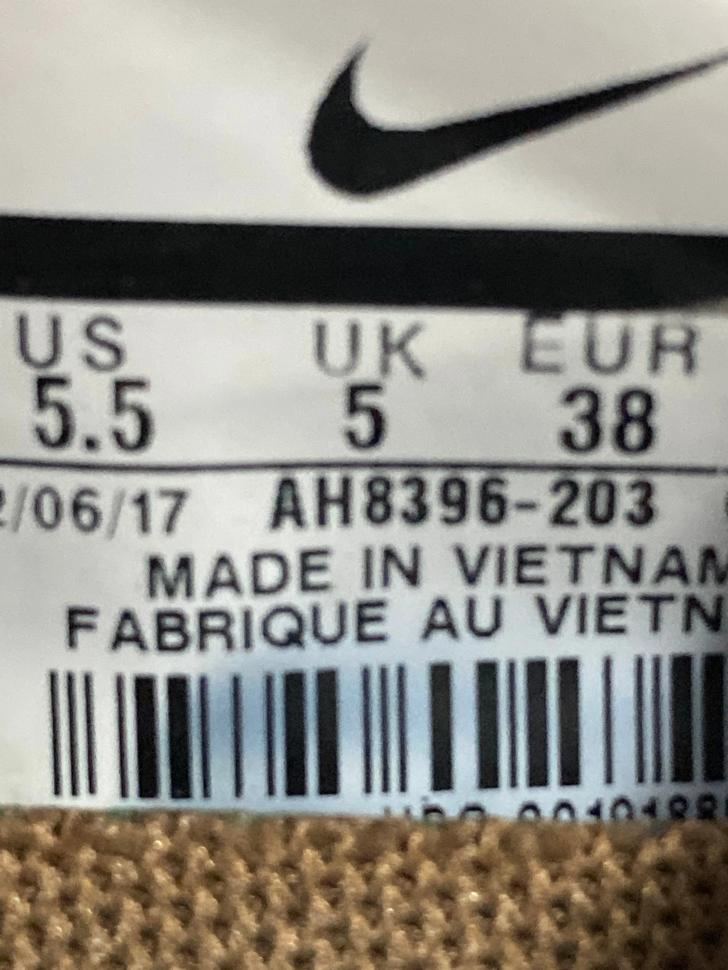 NIKE FLYKNIT TRAINER Youth Size 5.5 Running Training Shoes Sneakers Golden Beige AH8396-203